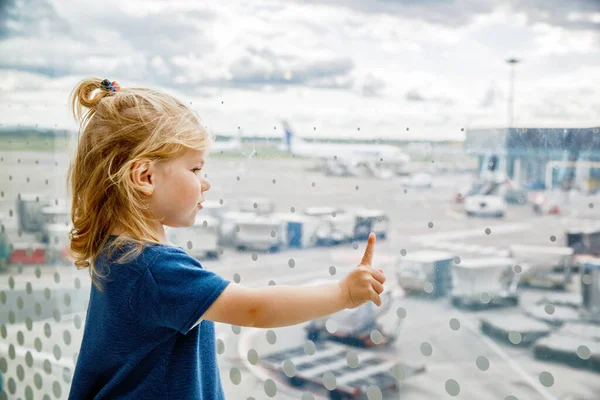 Roztomilá Holčička Letišti Cestuje Šťastné Zdravé Dítě Čekající Okna Sledující — Stock fotografie