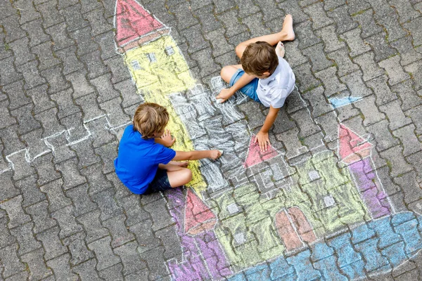 Два Маленьких Мальчика Рисуют Рыцарский Замок Разноцветными Мелом Асфальте Счастливые — стоковое фото