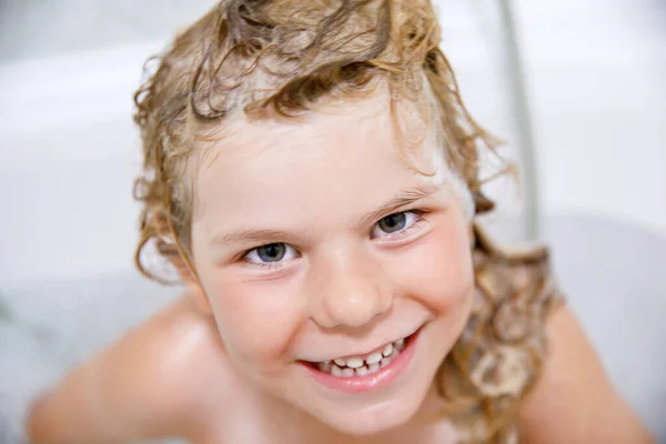 Schattig Kind Met Shampoo Schuim Belletjes Het Haar Nemen Bad — Stockfoto