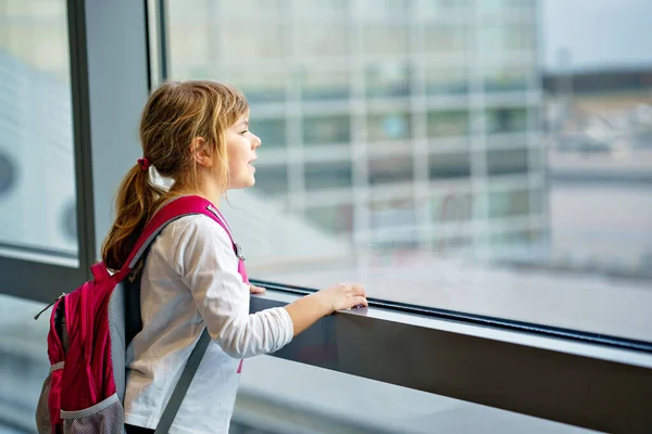 Little Girl Airport Waiting Boarding Big Window Cute Kid Stands — Stock Photo, Image