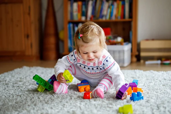 Очаровательная Маленькая Девочка Играющая Образовательными Игрушками Детской Счастливый Здоровый Ребенок — стоковое фото