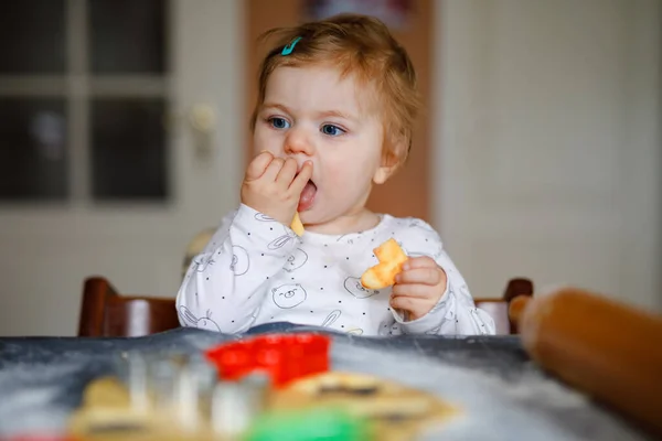 Cute Little Baby Girl Baking Gingerbread Christmas Cookies Home Adorable — Stock Photo, Image