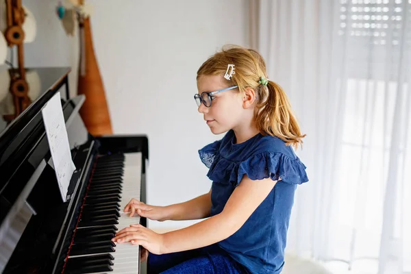 Bella Bambina Dell Asilo Che Suona Pianoforte Alla Scuola Musica — Foto Stock