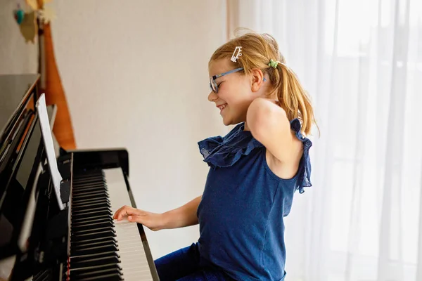 Schöne Kleine Vorschulmädchen Die Der Musikschule Klavier Spielt Nettes Kind — Stockfoto