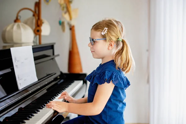 Piękna Dziewczynka Przedszkola Grająca Pianinie Szkole Muzycznej Cute Dziecko Bawiąc — Zdjęcie stockowe