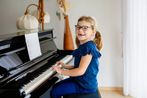 Hermosa Niña Preescolar Tocando Piano Escuela Música Lindo Niño Que —  Fotos de Stock