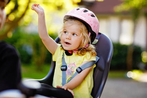 Portret Dziewczynki Kasku Głowie Siedzącej Fotelu Rodziców Chłopiec Rowerze Tle — Zdjęcie stockowe