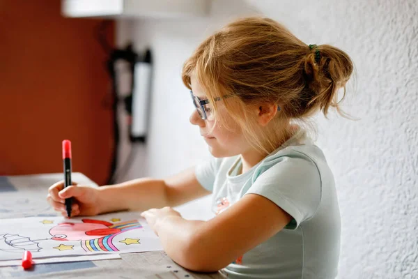 かわいい幼稚園児が自宅で描いています カラフルなフェルトペンとハッピーガール 子供のためのホビー 小学生のためのレジャーアクティビティ — ストック写真