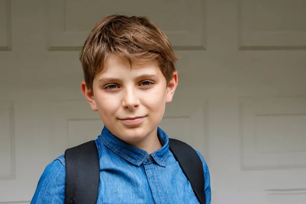Fešák Teenager Boy Poses Venku Vyzařuje Sebevědomí Styl Podmanivém Portrétu — Stock fotografie