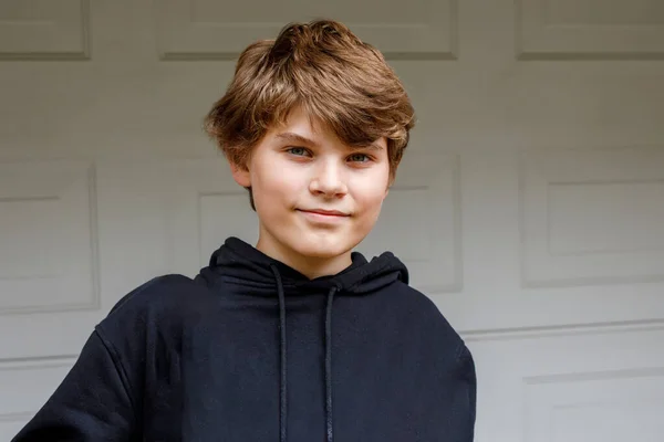 Yakışıklı Genç Çocuk Büyüleyici Bir Portrede Kendine Güven Tarz Yayarak — Stok fotoğraf