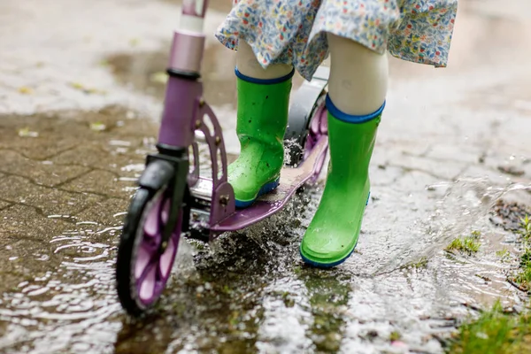 Dívka Skútru Deštivém Počasí Dítě Gumových Holínkách Projíždějící Loužemi Letním — Stock fotografie