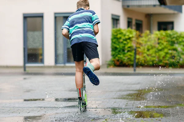 Preteen School Boy Riding Scooter Saisonale Kinderaktivität Sport Gesunde Aktivität — Stockfoto