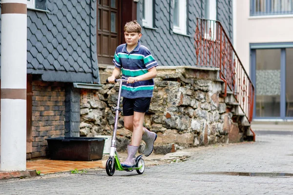 Jongen Van Kleuterschool Rijdt Scooter Seizoensgebonden Sport Voor Kinderen Gezonde — Stockfoto