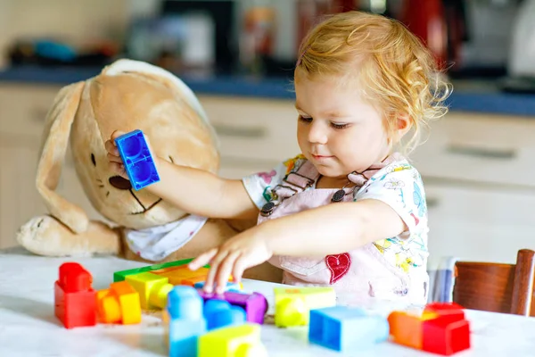 Entzückende Kleinkind Mädchen Mit Lieblings Plüschhase Spielen Mit Lernspielzeug Kinderzimmer — Stockfoto