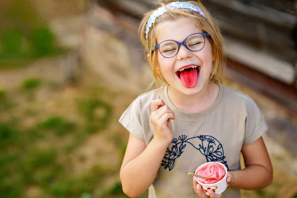 Маленькая Очаровательная Дошкольница Очках Поедающая Ягоды Арбузное Мороженое Чашке Солнечный — стоковое фото