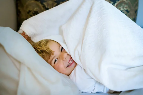 ベッドで寝た後 かわいい幼稚園の少女 愛らしい幼稚園児の夢 毎日子供たちの健康的な睡眠 トッドラーの深い眠り — ストック写真