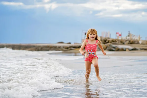 Glückliches Kind Kleines Vorschulmädchen Badeanzug Läuft Und Springt Während Der — Stockfoto