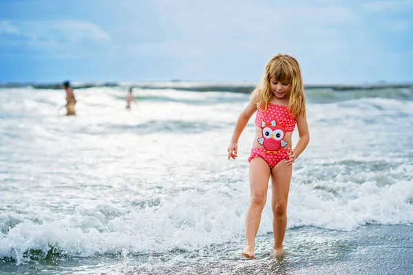 Glückliches Kind Kleines Vorschulmädchen Badeanzug Läuft Und Springt Während Der — Stockfoto