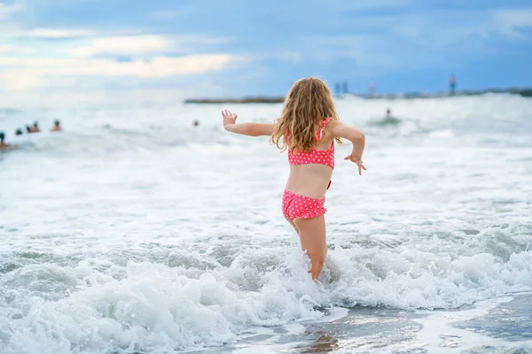 Niño Feliz Niña Preescolar Traje Baño Corriendo Saltando Las Olas —  Fotos de Stock