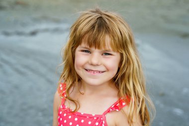 Mutlu Çocuk Portresi, Egzotik Plajda Yaz Tatili sırasında Mayo giymiş Koşan ve Dalgalarda Atlayan Küçük Anaokulu Kızı. Okyanus Kıyısındaki Aile Seyahati