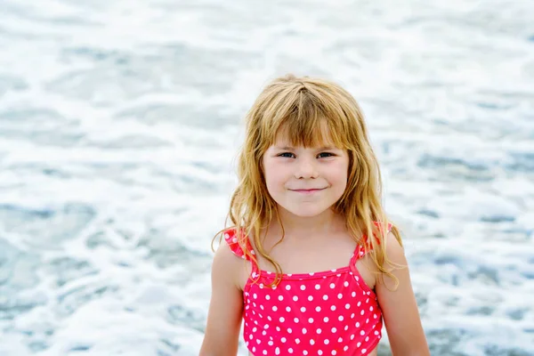 快乐的孩子 的肖像 穿着泳衣的幼稚园女孩在异国热带海滩度假期间在波浪中奔跑和跳跃 海洋海岸的家庭旅程 — 图库照片