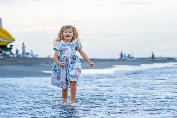 Счастливый Ребенок Маленькая Дошкольница Платье Работает Прыгать Волнах Время Летних — стоковое фото