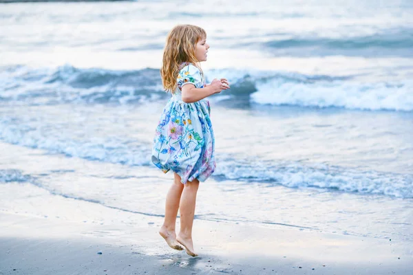 在日落前的热带异国海滩度假期间 快乐的孩子 穿着长袍的小女孩在波浪中奔跑跳跃着 海洋海岸的家庭旅程 — 图库照片