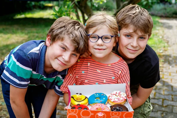 Drei Kinder Mit Krapfen Auf Dem Hof Leckeres Leckeres Donut — Stockfoto