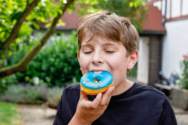 Niño Preadolescente Comiendo Donut Dulce Verano Niño Feliz Con Rosquilla —  Fotos de Stock