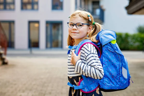 可爱的小女孩第一天上学的时候 健康漂亮的儿童步行到幼儿园和幼儿园 快乐的孩子 带着眼镜 背包在城市街道上 — 图库照片