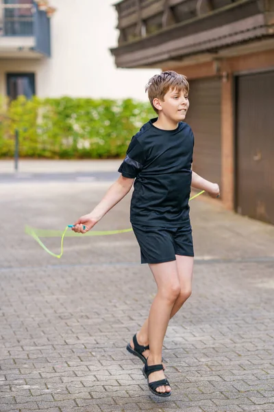 Schöner Junge Mit Springseil Freien Teenager Springen Und Trainieren Sportcamp — Stockfoto