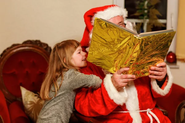 Menina Pequena Falando Com Papai Noel Chamado Nikolaus Weihnachtsmann Alemão — Fotografia de Stock