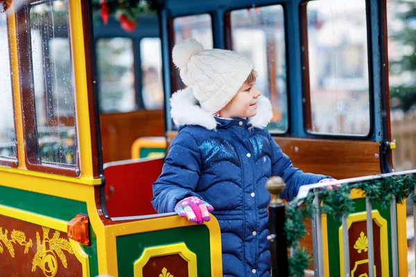Niña Edad Preescolar Tren Carrusel Feria Navidad Mercado Aire Libre — Foto de Stock