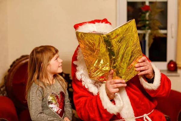 Nikolaus Veya Weihnachtsmann Adında Almanca Noel Baba Yla Konuşan Küçük — Stok fotoğraf