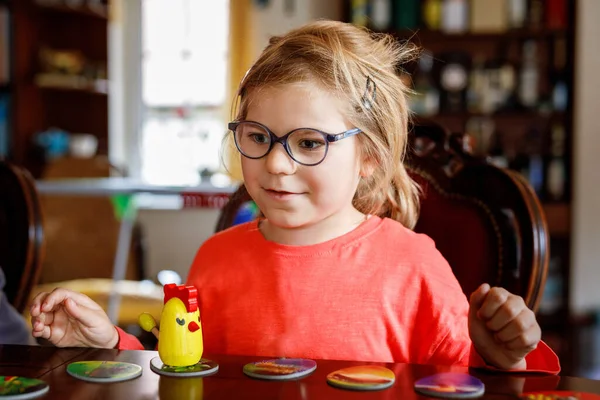 Családi Társasjáték Otthon Gyerekek Stratégiai Játékot Játszanak Kishúgom Asztali Játék — Stock Fotó