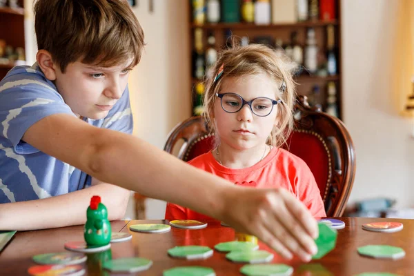 Família Jogando Jogo Tabuleiro Casa Crianças Jogam Jogo Estratégico Menina — Fotografia de Stock