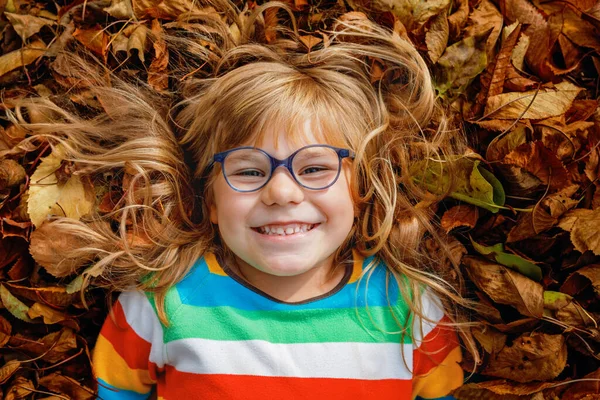 Jesienny Portret Dziewczynki Przedszkola Jesiennym Parku Ciepły Październikowy Dzień Dębem — Zdjęcie stockowe