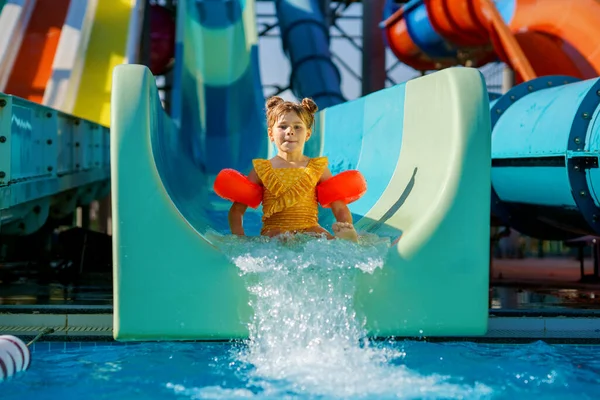 Klein Kleuterschoolmeisje Waterglijbaan Aquapark Gelukkig Kind Met Plezier Glijbanen Familie — Stockfoto