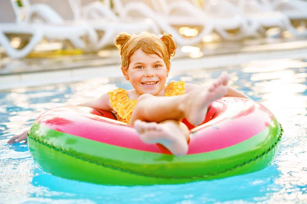 Счастливая Маленькая Девочка Надувным Кольцом Бассейне Маленький Дошкольник Учится Плавать — стоковое фото