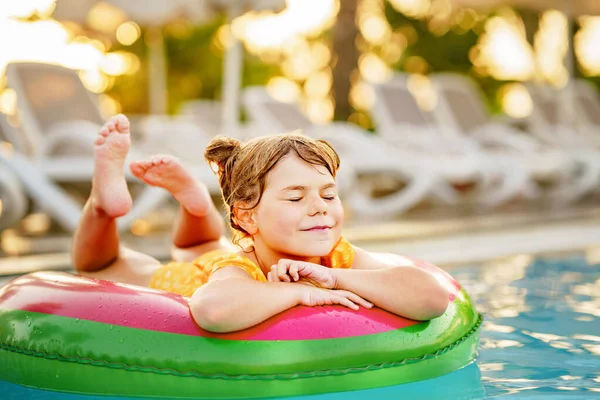 Gelukkig Meisje Met Opblaasbare Speelgoedring Drijft Het Zwembad Kleine Kleuter — Stockfoto