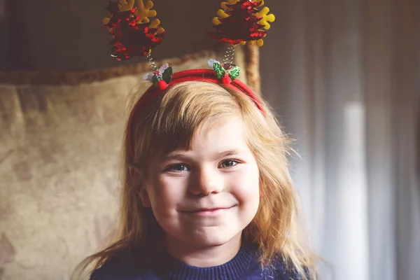 Portrét Malé Školačky Čelenkou Vánočním Stromečku Šťastné Usměvavé Dítě — Stock fotografie