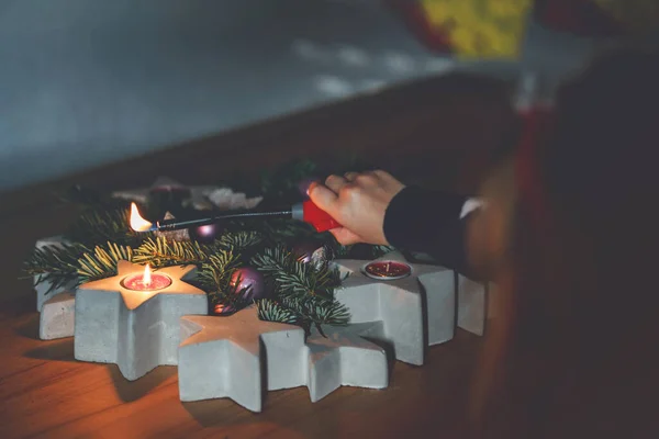 Рука Ребенка Зажигает Свечу Появлении Венка Канун Рождества Первого Пришествия — стоковое фото