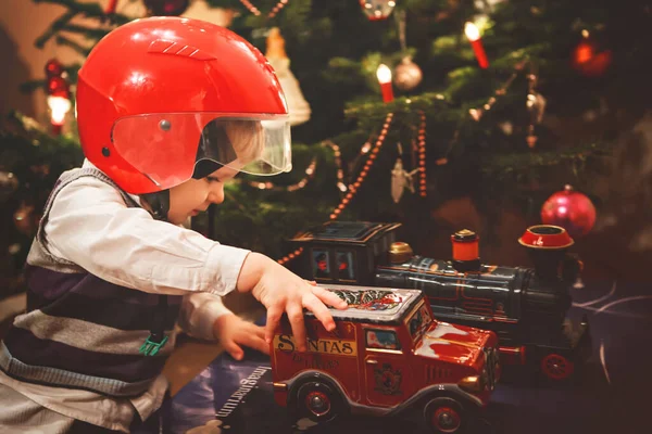 Dziecko Prezentem Świątecznym Mały Chłopiec Bawiący Się Zabawkowym Samochodem Czerwonym — Zdjęcie stockowe