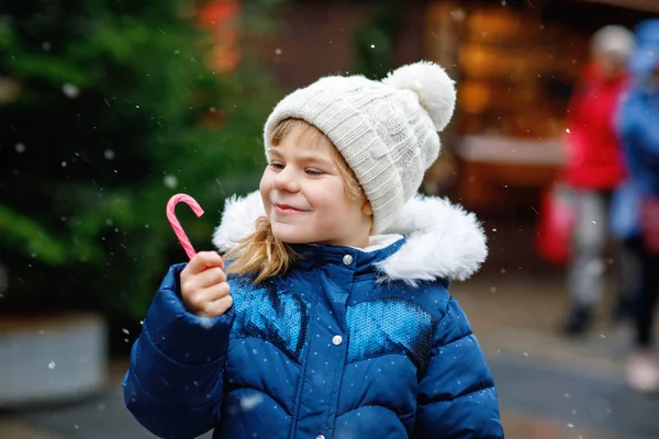 Little Cute Preschool Girl Candy Cane Sweets Stand Christmas Market — Stock Photo, Image