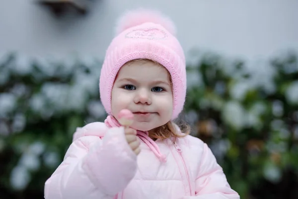 Entzückendes Kleines Mädchen Das Winter Draußen Spazieren Geht Nettes Kleinkind — Stockfoto