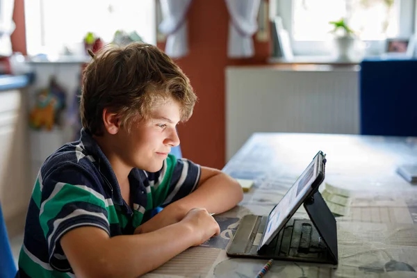 Προεφηβικό Αγόρι Μαθαίνει Στο Σπίτι Φορητό Υπολογιστή Για Σχολείο Παιδί — Φωτογραφία Αρχείου