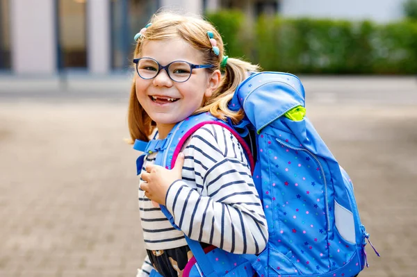 可爱的小女孩第一天上学的时候 健康漂亮的儿童步行到幼儿园和幼儿园 快乐的孩子 带着眼镜 背包在城市街道上 — 图库照片