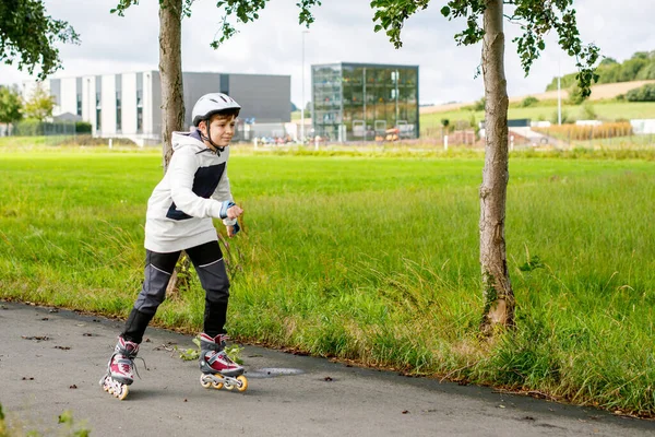 Aktives Schlittschuhlaufen Sommerpark Gesunder Lebensstil Für Kinder Glücklicher Teenager Mit — Stockfoto