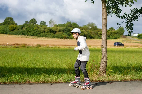 Aktives Schlittschuhlaufen Sommerpark Gesunder Lebensstil Für Kinder Glücklicher Teenager Mit — Stockfoto