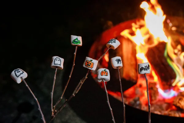 Marshmallows Mit Halloween Bildern Über Dem Feuer Lustige Freizeit Traditionellen — Stockfoto